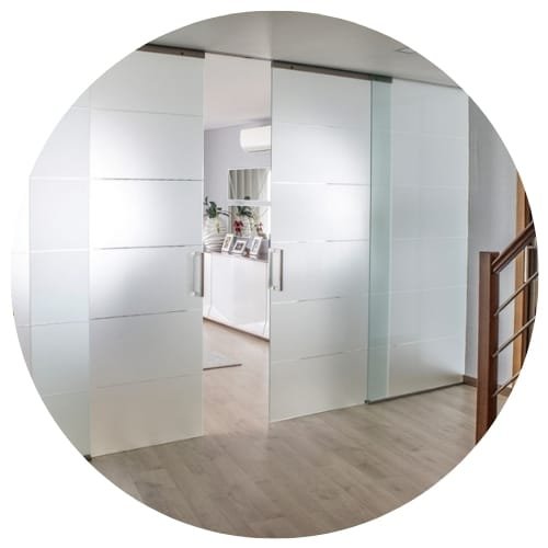 tendances 2025 panneaux coulissants en verre dépoli pour la décoration intérieure et délimiter les espaces