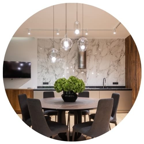 tendances 2025 suspensions luminaires au dessus de la table à manger comme décoration d'intérieur