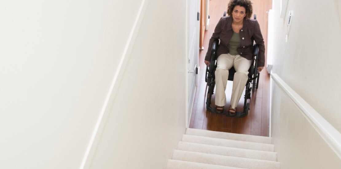 Logement inclusif : une femme en situation d'handicap devant l'inaccessibilité dans son logement